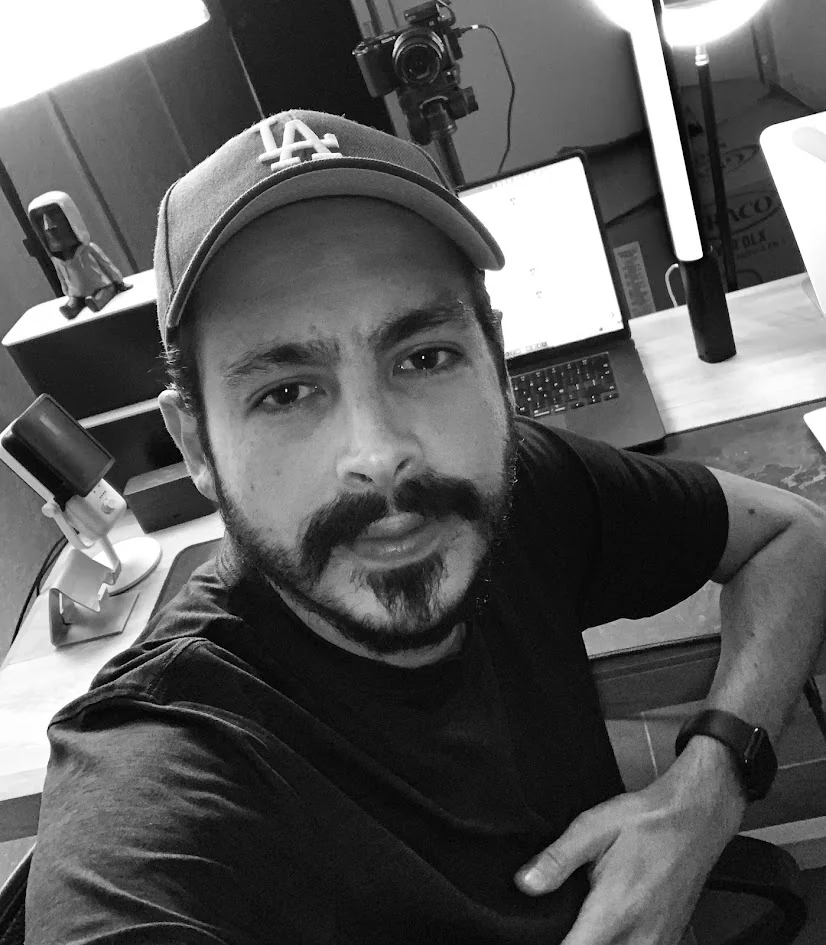Pablo Paredes en su estudio en una foto en blanco y negro.